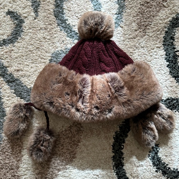 Manitobah Mukluks - Faux Fur - Burgundy - Pom Pom Toque - One Size - Winter Hat - Picture 4 of 4